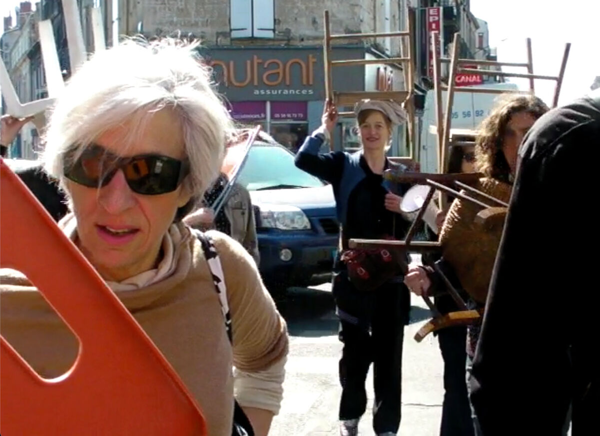 269917-4-taxis-elivis-adios-canihac-2009_rue_chaises_ok.jpg
