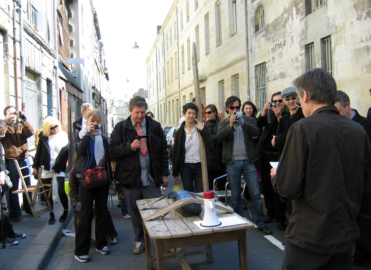 269915-4-taxis-elivis-adios-canihac-2009_rue_bigot_discours_table.jpg