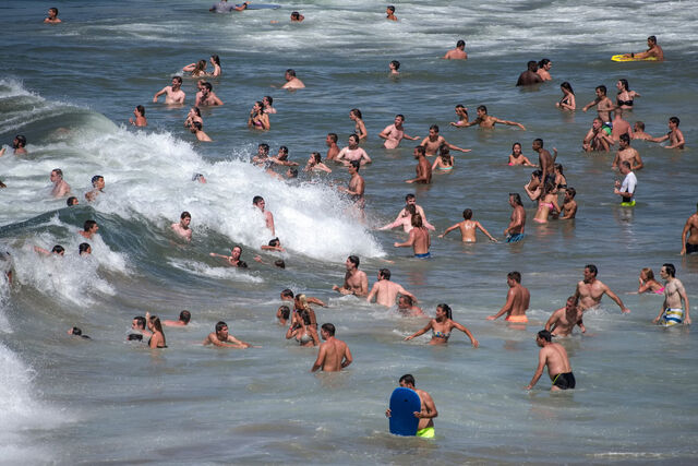 _Les gens dans l'eau_
