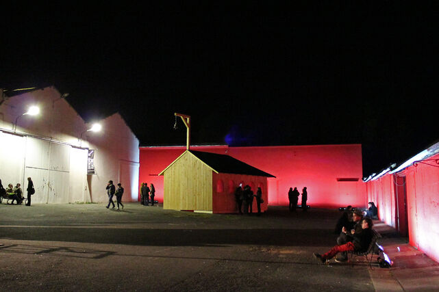 247337-le_bar__installation_de_nicolas_milhe__-_la_cour_du_confort_moderne__poitiers__2012-05-16_23-03_52_by_xi_weg_.jpg