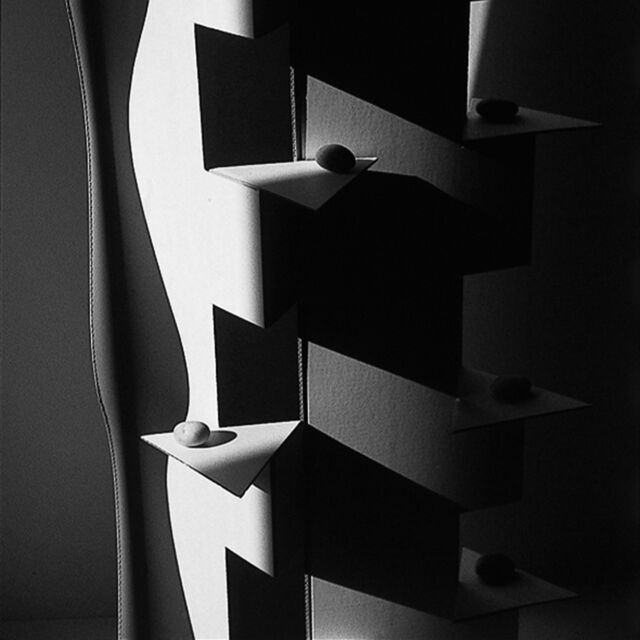 232354-dapic-jovandic_carton_colonnesdepliant_triangulaire.jpg