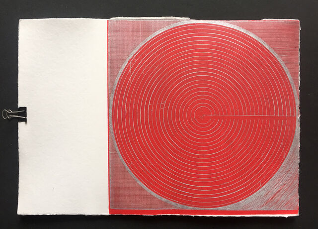 232738-dapic-javandic_geometrie_rouge_a.jpg