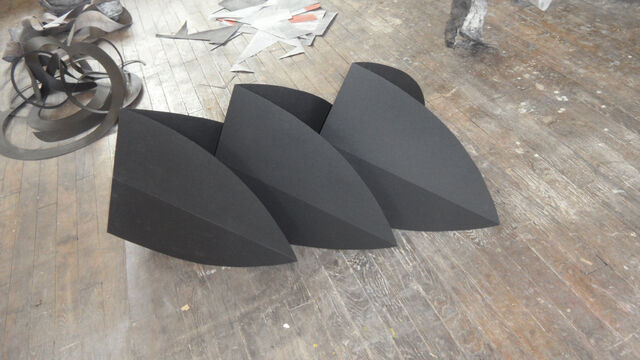 232708-radmila-j-dapic_bateau-noir_3-formes_sol.jpg