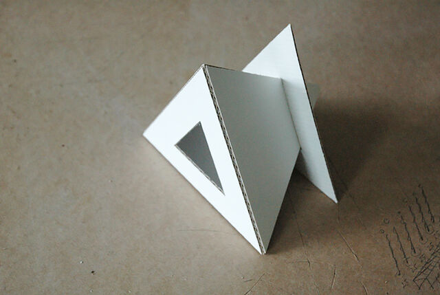 232344-dapic-jovandic_carton-blanc_3_trouglasti.jpg
